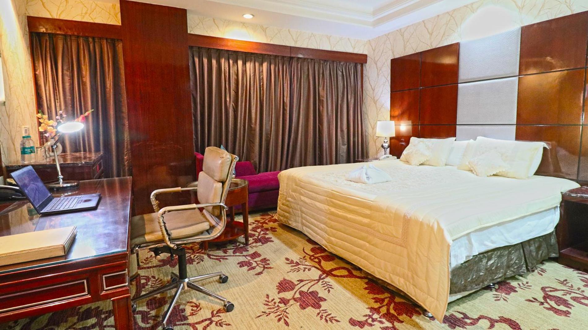 สกายซิตี้ โฮเต็ล Hotel คูร์เคาน์ ภายนอก รูปภาพ